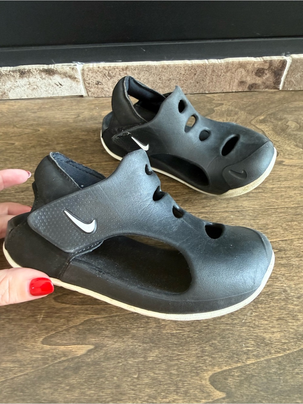 Nike Sunray Protect Kids Sandal Hook & Loop Closed Toe Black White US 9C EU 26